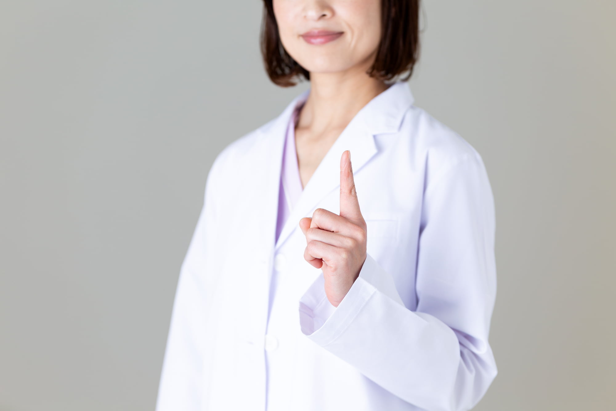 マウスピース矯正で治療できない歯並びについて説明する歯科医師