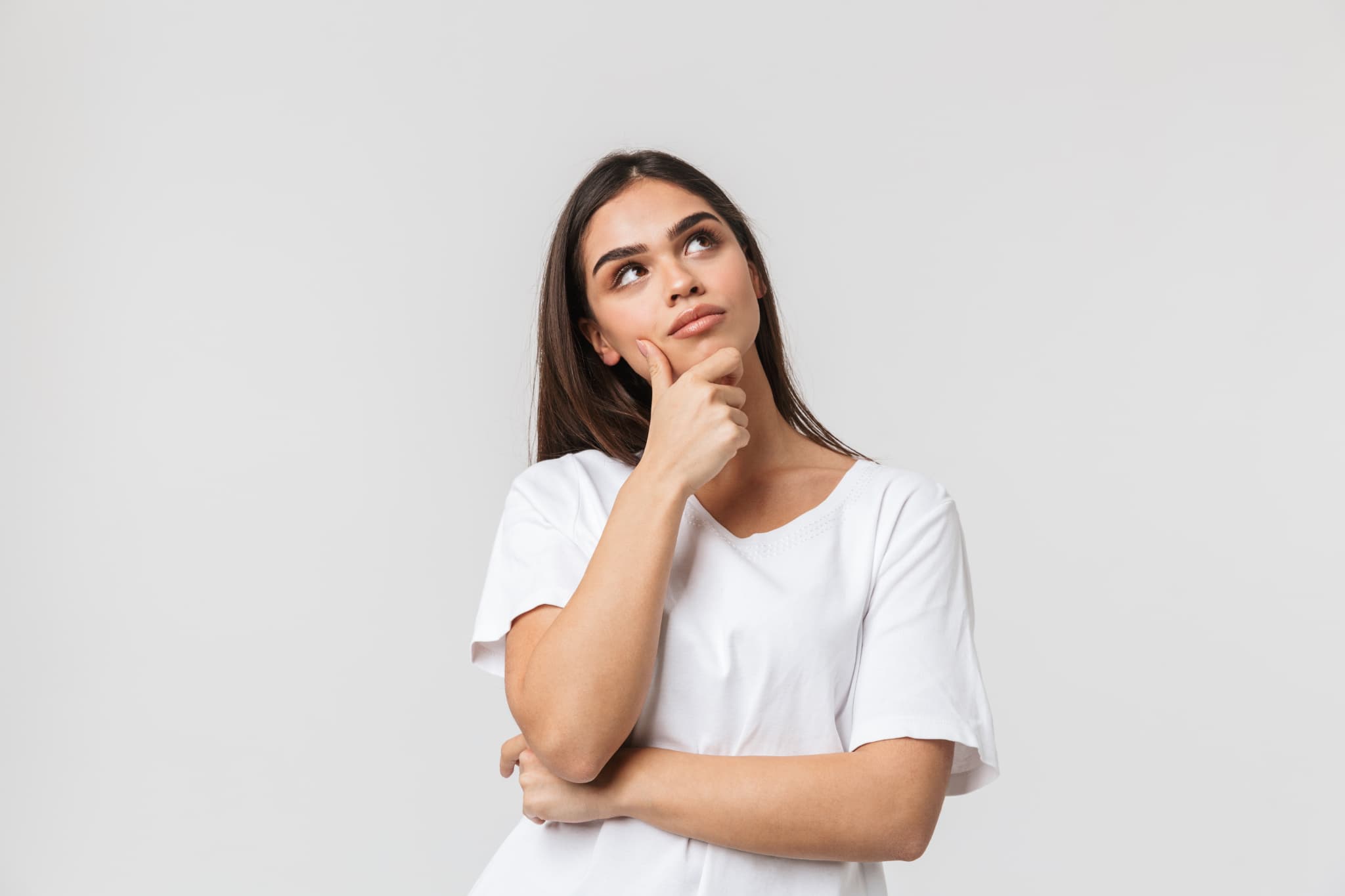 矯正治療で歯を削ることがあるのか考える女性