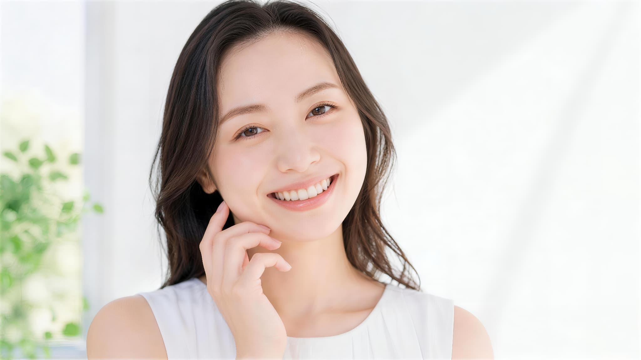 ホワイトニングで歯を白くした笑顔の女性