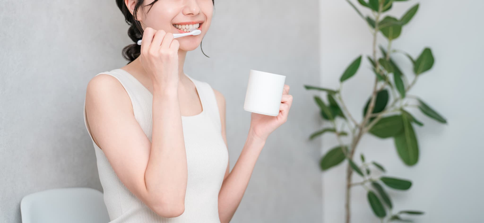 ホワイトニングの効果を長持ちさせるために歯磨きを欠かさない女性