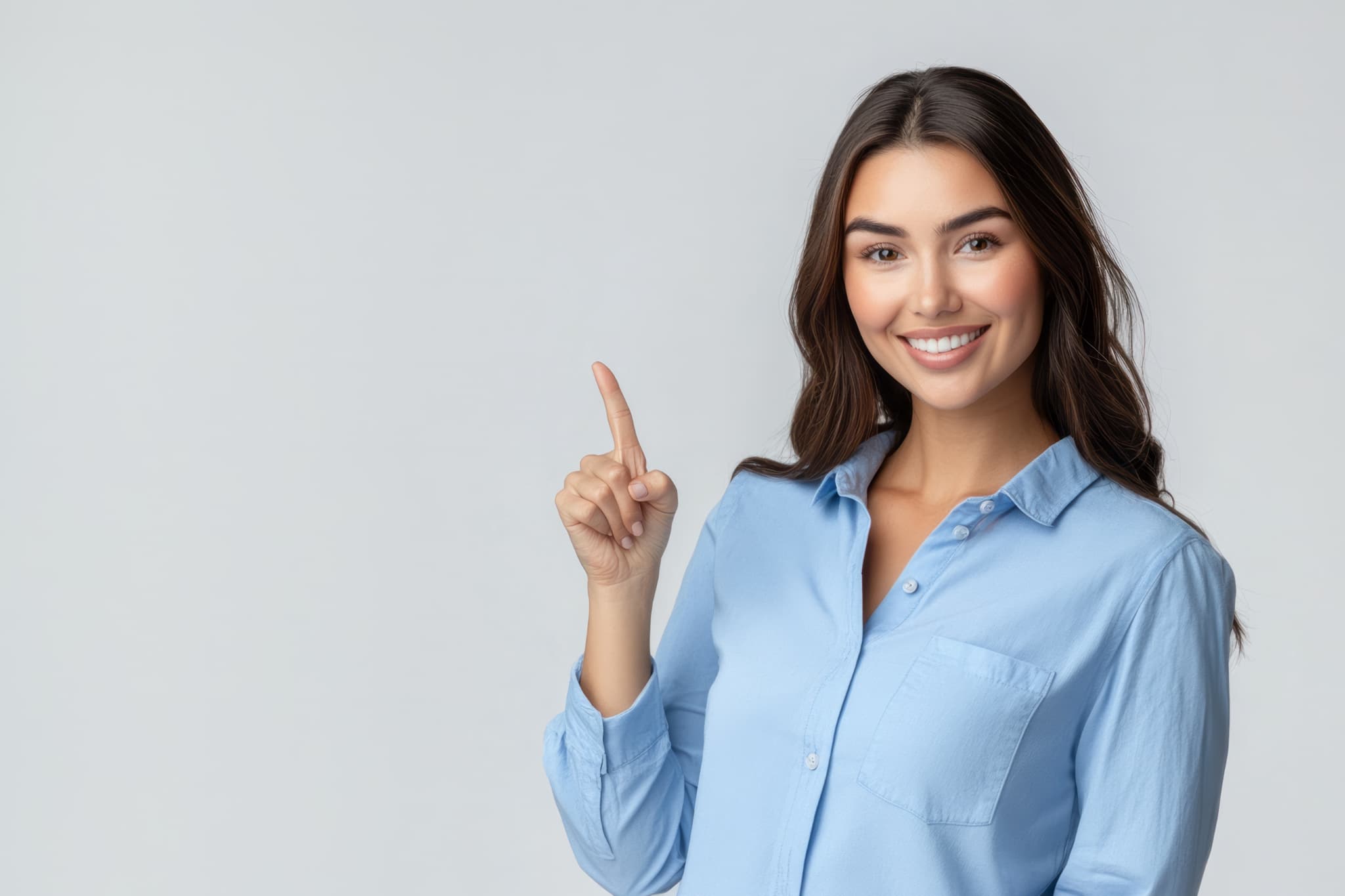 矯正治療で歯を削る理由を紹介する女性